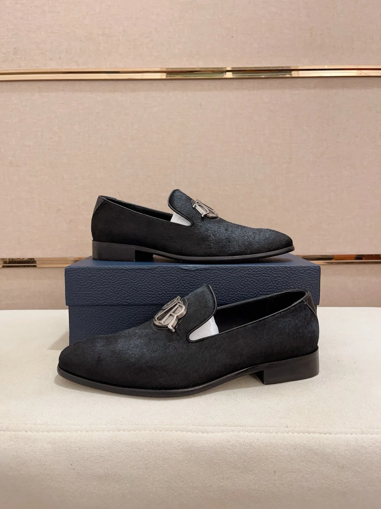 Factory price: 270 men's shoes 💰 High-end version of Dior Dior's new series. Famous actors and Internet celebrities wear super popular designs. They are designed with the sculptures of French artist Niki de Saint Phalle as rings. Material: Fabric: imported original material. Foot pads: cowhide. Outsole: Rubber outsole. Men's shoe size: 38~44. Can be customized to size 45.
